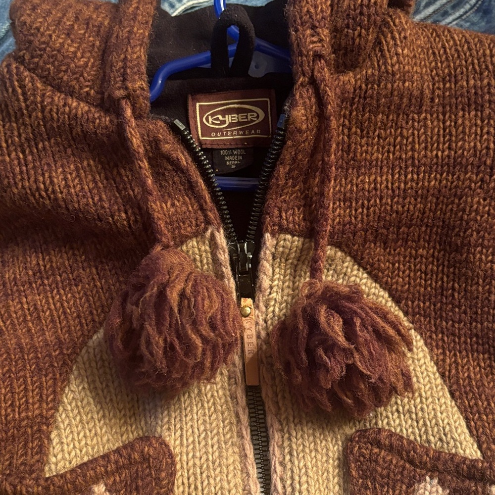 Kyber cozy Knit Kids Jacket with Paw Print Design - Picture 6 of 8